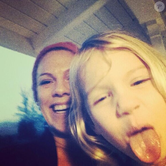 Sur Twitter le 26 février 2014, la chanteuse Pink a ajouté un selfie avec sa fille Willow