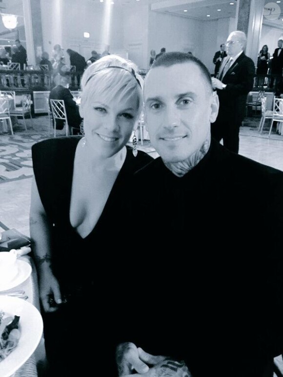 Sur Twitter, la chanteuse Pink a ajouté une photo avec son mari Carey Hart le 13 avril 2015