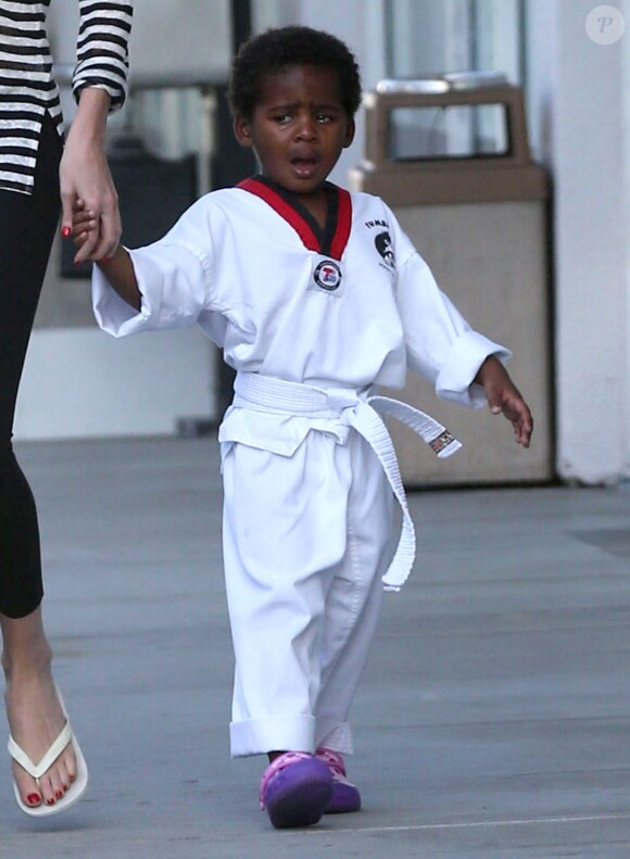 Exclusif - Charlize Theron emmène son fils Jackson en pleurs à son cours de karaté à Los Angeles, le 15 avril 2015
