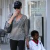 Exclusif - Charlize Theron emmène son fils Jackson à son cours de karaté à Los Angeles, le 15 avril 2015