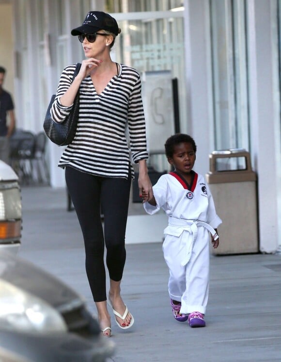 Exclusif - Charlize Theron emmène son fils Jackson à son cours de karaté à Los Angeles, le 15 avril 2015