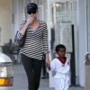Exclusif - Charlize Theron emmène son fils Jackson à son cours de karaté à Los Angeles, le 15 avril 2015 