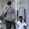 Exclusif - L'actrice Charlize Theron emmène son fils Jackson à son cours de karaté à Los Angeles, le 15 avril 2015 