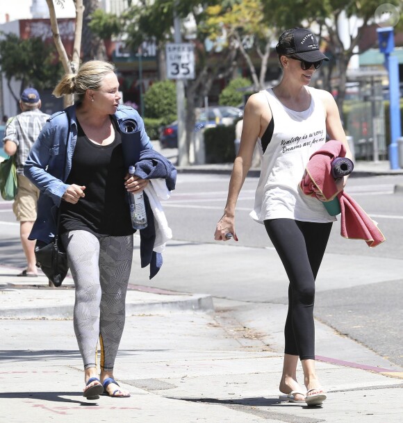 Charlize Theron à la sortie de son cours de yoga avec sa mère Gerda à West Hollywood, le 15 avril 2015