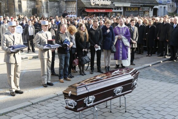 Alain Vastine entouré de sa famille lors de l'enterrement de son fils Alexis, le 25 mars 2015 en l'église Saint Ouen à Pont-Audemer