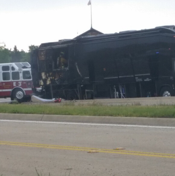 Hillary Scott a posté une photo du bus de la tournée de Lady Antebellym après l'incendie, le 16 avril 2015