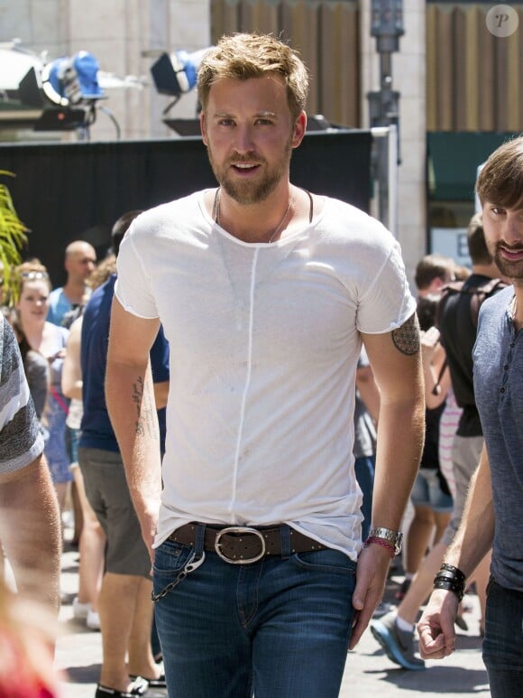 Charles Kelley of Lady Antebellum - People a l'emission "Extra" a Los Angeles, le 13 mai 2013  