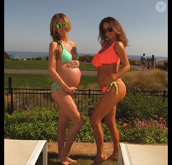 Sur Instagram, le mannequin Sarah Stage enceinte avec une amie a ajouté une photo le 22 mars 2015