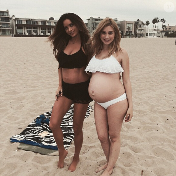 Sur Instagram, le mannequin Sarah Stage a ajouté une photo d'elle à la plage avec une amie 18 mars 2015