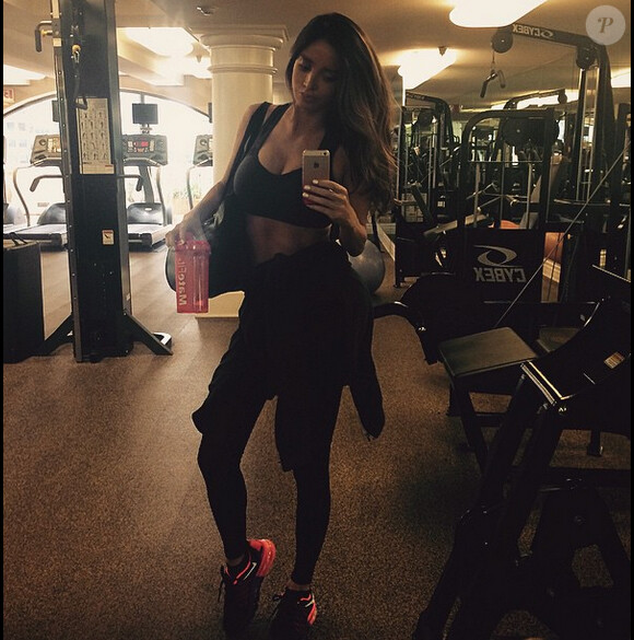 Sur Instagram, le mannequin Sarah Stage enceinte et à la salle de sport a ajouté une photo le 23 janvier 2015