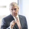 Le prince Andrew, duc d'York, le 13 avril 2015 lors d'une visite des locaux de l'entreprise AkzoNobel, à Slough dans le Berkshire.