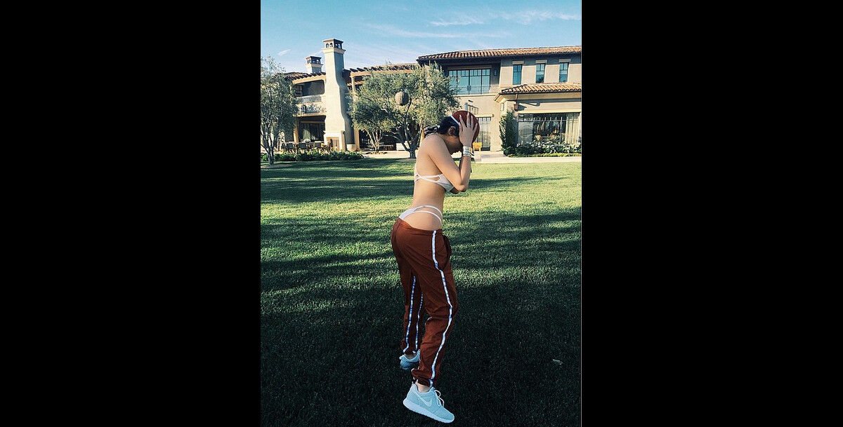 Vidéo Kylie Jenner, en bikini, jogging et baskets dans le jardin de