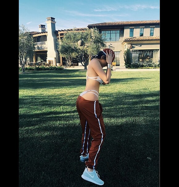 Kylie Jenner, en bikini, jogging et baskets dans le jardin de Kourtney Kardashian. Photo publiée le 19 avril 2015.
