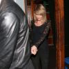 Taylor Swift et le DJ Calvin Harris confirment leur relation amoureuse en sortant main dans la main du club Troubadour à West Hollywood. Le 2 avril 2015  