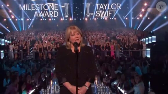 Le 19 avril 2015, Taylor Swift reçoit le Milestone Award lors des Academy Country Music Awards des mains de sa mère Andrea, atteinte d'un cancer du sein