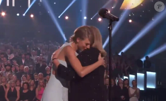 Le 19 avril 2015, Taylor Swift reçoit le Milestone Award lors des Academy Country Music Awards des mains de sa maman Andrea, atteinte d'un cancer du sein