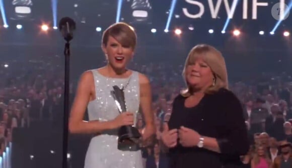 Le 19 avril 2015, Taylor Swift reçoit le Milestone Award lors des Academy Country Music Awards des mains de sa maman Andrea.