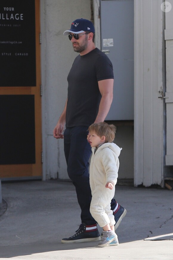 Ben Affleck et son fils Samuel à Pacific Palisades le 19 avril 2015 pour quelques courses au Farmer's Mar