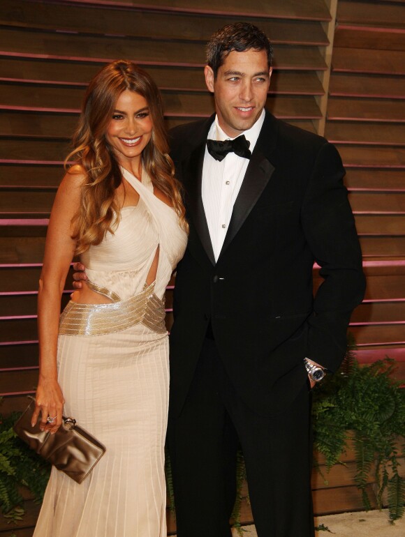 Sofia Vergara et son fiancé Nick Loeb à la Vanity Fair Oscar Party, au Sunset Plaza, West Hollywood, le 2 mars 2014.