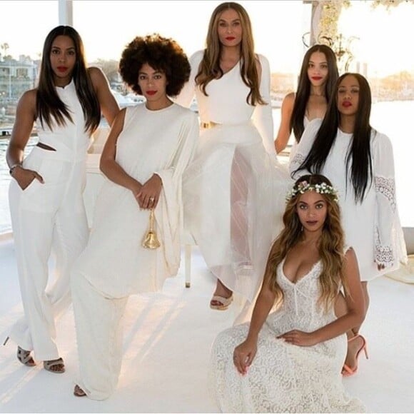Photo de Tina Knowles et ses demoiselles d'honneur Kelly Rowland, Solange Knowles, Beyoncé et deux autres lors du mariage de Tina et Richard Lawson. Newport Beach, le 12 avril 2015.