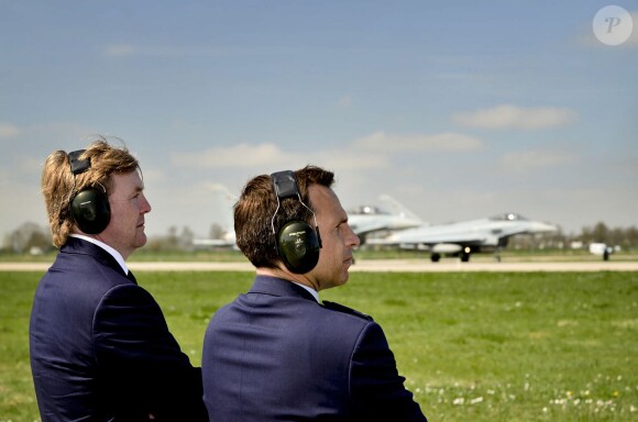 Le roi Willem-Alexander des Pays-Bas a assisté à un exercice militaire sur la base aérienne de Leeuwarden le 21 avril 2015