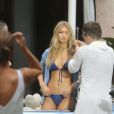 Gigi Hadid surprise en pleine séance photo pour Seafolly Australia à Miami. Le 23 avril 2015.