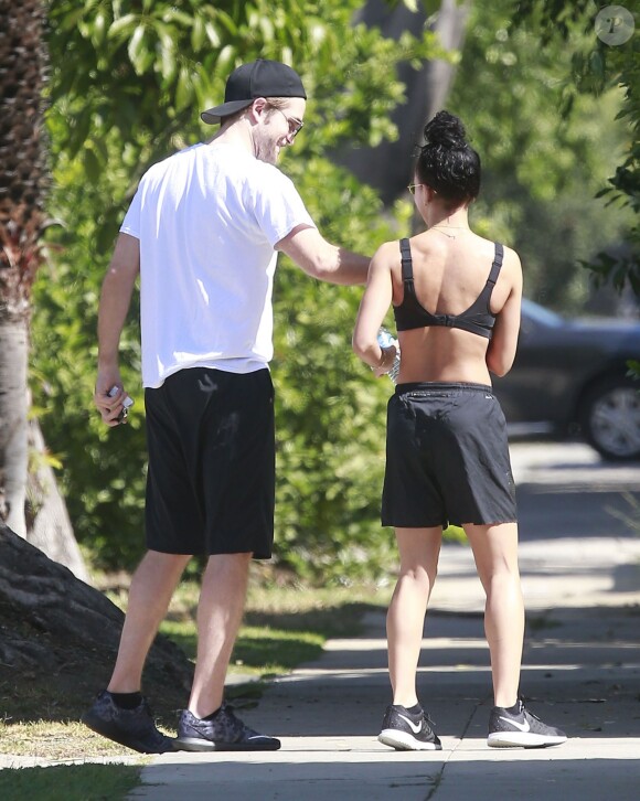 Exclusif - Robert Pattinson et sa fiancée la chanteuse FKA Twigs vont à une séance de gym à Los Angeles, le 18 avril 2015. Les tourtereaux inséparables jusque dans l'effort !
