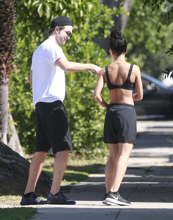 Exclusif - Robert Pattinson et sa fiancée la chanteuses FKA Twigs vont à une séance de gym à Los Angeles, le 18 avril 2015.