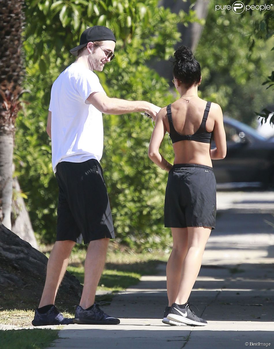 Exclusif - Robert Pattinson et sa fiancée la chanteuses FKA Twigs vont à une séance de gym à Los Angeles, le 18 avril 2015.