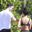 Exclusif - Robert Pattinson et sa fiancée la chanteuse FKA Twigs vont à une séance de gym à Los Angeles, le 18 avril 2015. Sourires et regards complices sont au rendez-vous !