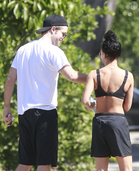 Exclusif - Robert Pattinson et sa fiancée la chanteuse FKA Twigs vont à une séance de gym à Los Angeles, le 18 avril 2015. Sourires et regards complices sont au rendez-vous !