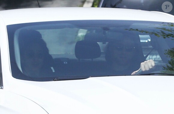 Exclusif - Robert Pattinson au volant de sa voiture avec sa fiancée FKA Twigs à Los Angeles, le 10 avril 2015