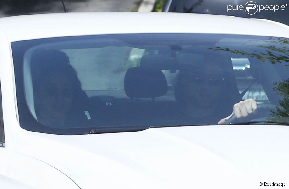 Exclusif - Robert Pattinson au volant de sa voiture avec sa fiancée FKA Twigs à Los Angeles, le 10 avril 2015
