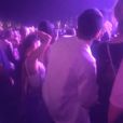  Capture d'&eacute;cran de Robert Pattinson dansant pendant le concert de Drake &agrave; Coachella dimanche 12 avril 2015. 