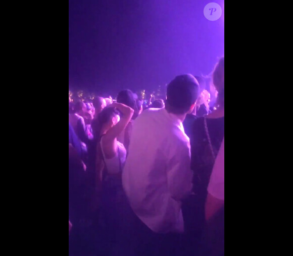 Capture d'écran de Robert Pattinson dansant pendant le concert de Drake à Coachella dimanche 12 avril 2015.