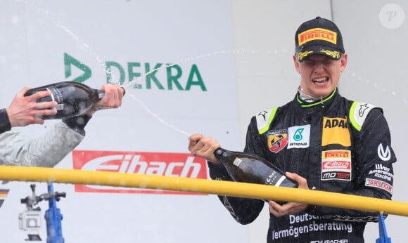 Mick Schumacher a terminé à la neuvième place de sa première course en Formule 4 après être parti 19e sur la grille, ce qui lui a valu le trophée de "Best Rookie", meilleur débutant, et une bonne douche de champagne sur l'Etropolis-Motorsport Arena d'Oschersleben, le 25 avril 2015