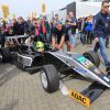 Mick Schumacher a terminé à la neuvième place de sa première course en Formule 4 après être parti 19e sur la grille, ce qui lui a valu le trophée de "Best Rookie", meilleur débutant, sur l'Etropolis-Motorsport Arena d'Oschersleben, le 25 avril 2015