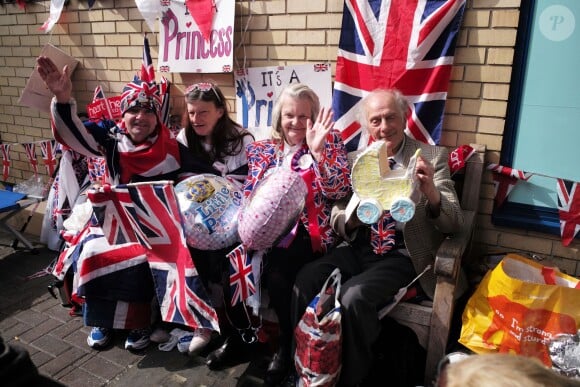 Des fans royaux attendant devant l'hôpital St Mary, à Londres, l'accouchement de Kate Middleton, qui doit donner naissance à son deuxième enfant fin avril 2015