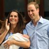 Kate Middleton et le prince William avec leur fils le prince George de Cambridge le 23 juillet 2013 devant la maternité Lindo de l'hôpital St Mary, à Londres.