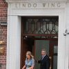 Carole et Michael Middleton en visite pour découvrir le prince George de Cambridge le 23 juillet 2013 à la maternité Lindo de l'hôpital St Mary, à Londres.
