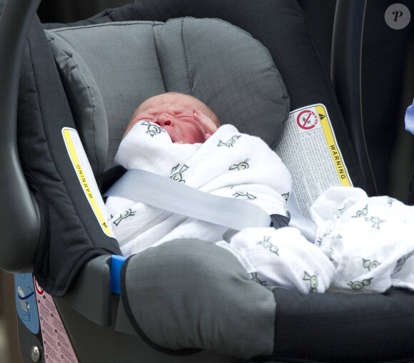 Le prince George de Cambridge quittant le 23 juillet 2013 la maternité Lindo de l'hôpital St Mary, à Londres.
