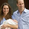 Kate Middleton et le prince William avec leur fils le prince George de Cambridge le 23 juillet 2013 devant la maternité Lindo de l'hôpital St Mary, à Londres.