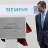 Le roi Felipe VI d'Espagne lors d'un événement pour les 120 ans de la marque Siemens et l'inauguration du centre ferroviaire R & D à Madrid, le 27 avril 2015, quelques heures avant la cérémonie hommage aux victimes du crash de la Germanwings à Barcelone.