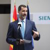 Le roi Felipe VI d'Espagne lors d'un événement pour les 120 ans de la marque Siemens et l'inauguration du centre ferroviaire R & D à Madrid, le 27 avril 2015, quelques heures avant la cérémonie hommage aux victimes du crash de la Germanwings à Barcelone.