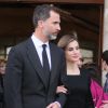 Le roi Felipe VI et la reine Letizia d'Espagne ont assisté à la Sagrada Familia, à Barcelone le 27 avril 2015, à la cérémonie religieuse en hommage aux 150 victimes du crash aérien de la Germanwings survenu le 24 mars.