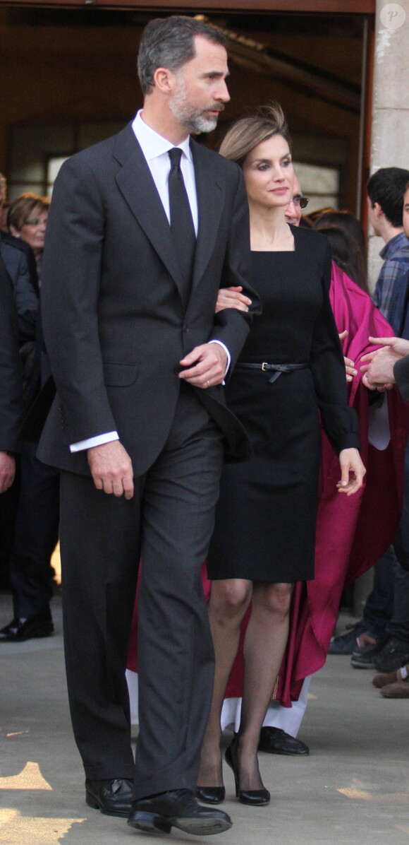 Le roi Felipe VI et la reine Letizia d'Espagne ont assisté à la Sagrada Familia, à Barcelone le 27 avril 2015, à la cérémonie religieuse en hommage aux 150 victimes du crash aérien de la Germanwings survenu le 24 mars.