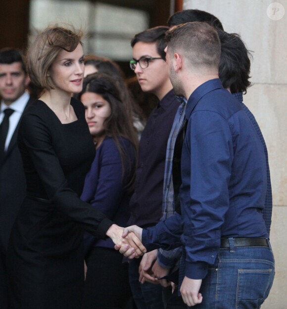 Le roi Felipe VI et la reine Letizia d'Espagne ont présenté leurs condoléances et adressé leur sympathie aux familles des victimes, à la Sagrada Familia à Barcelone le 27 avril 2015, à l'issue de la cérémonie religieuse en hommage aux 150 victimes du crash aérien de la Germanwings survenu le 24 mars.