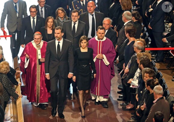 Le roi Felipe VI et la reine Letizia d'Espagne assistaient le 27 avril 2015 en la Sagrada Familia à Barcelone à la cérémonie religieuse en hommage aux 150 victimes du crash aérien de la Germanwings survenu le 24 mars.