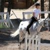 Exclusif - Iggy Azalea fait du cheval dans un ranch à Los Angeles, le 30 mars 2015. 