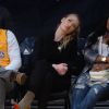 Iggy Azalea, venue soutenir son petit-ami Nick Young avec une amie, lors du match de basket des Lakers contre les Pheonix Suns à Los Angeles, le 28 décembre 2014. 